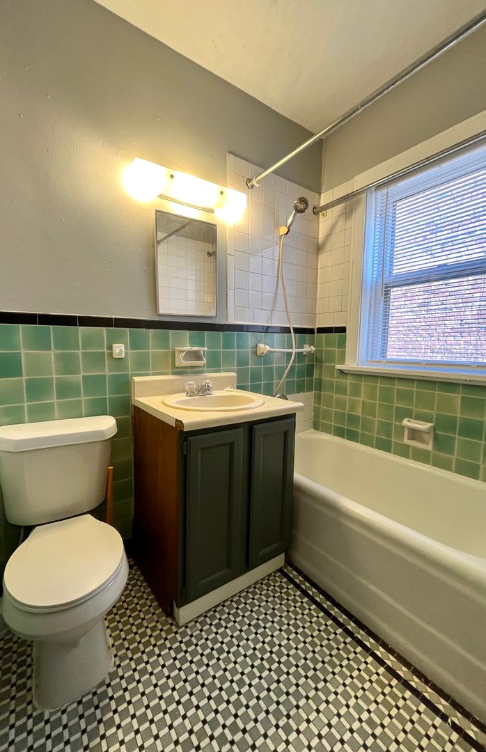 Omaha Apartment: 2221 Jones Street