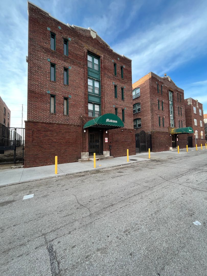 Omaha Apartment: 2209 Jones Street