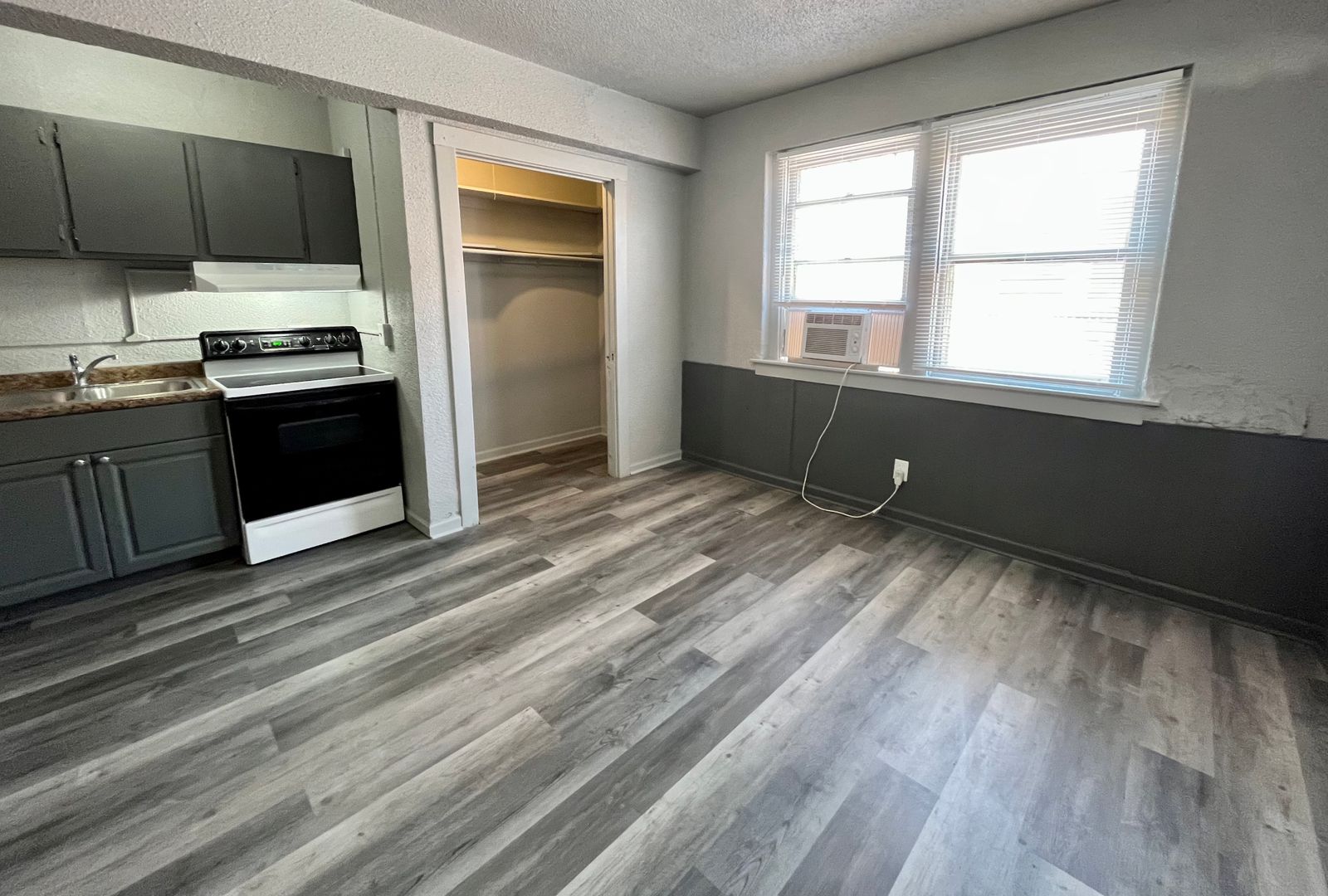 Omaha Apartment: 2207 Jones Street