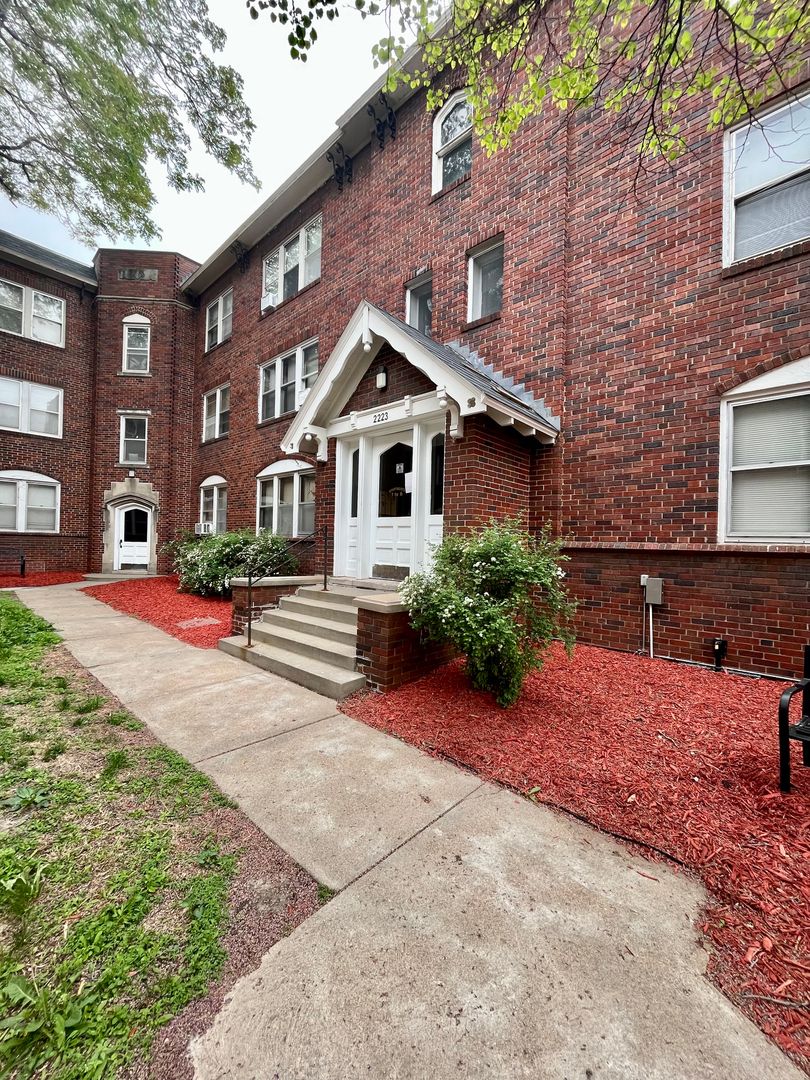 Omaha Apartment: 2221 Jones Street