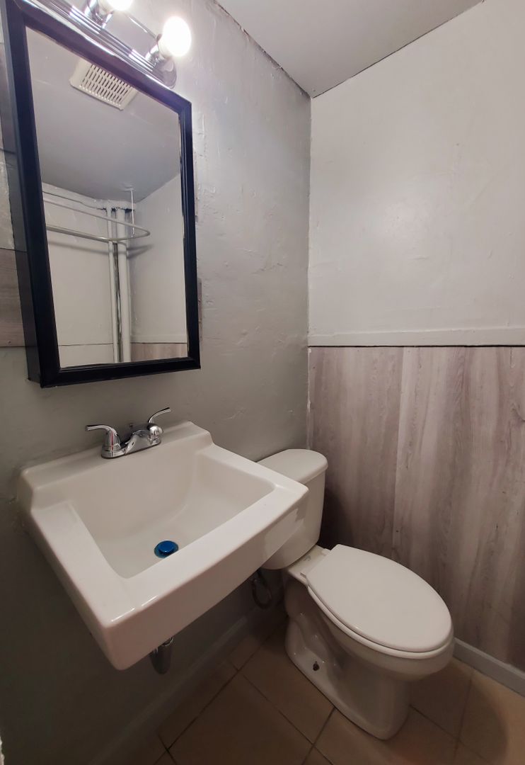 Omaha Apartment: 2207 Jones Street