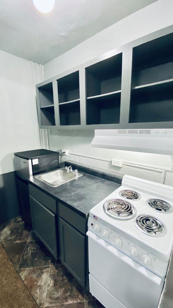 Omaha Apartment: 2205 Jones Street