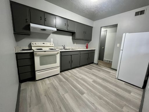 Cottonwood Apartments – photo 1