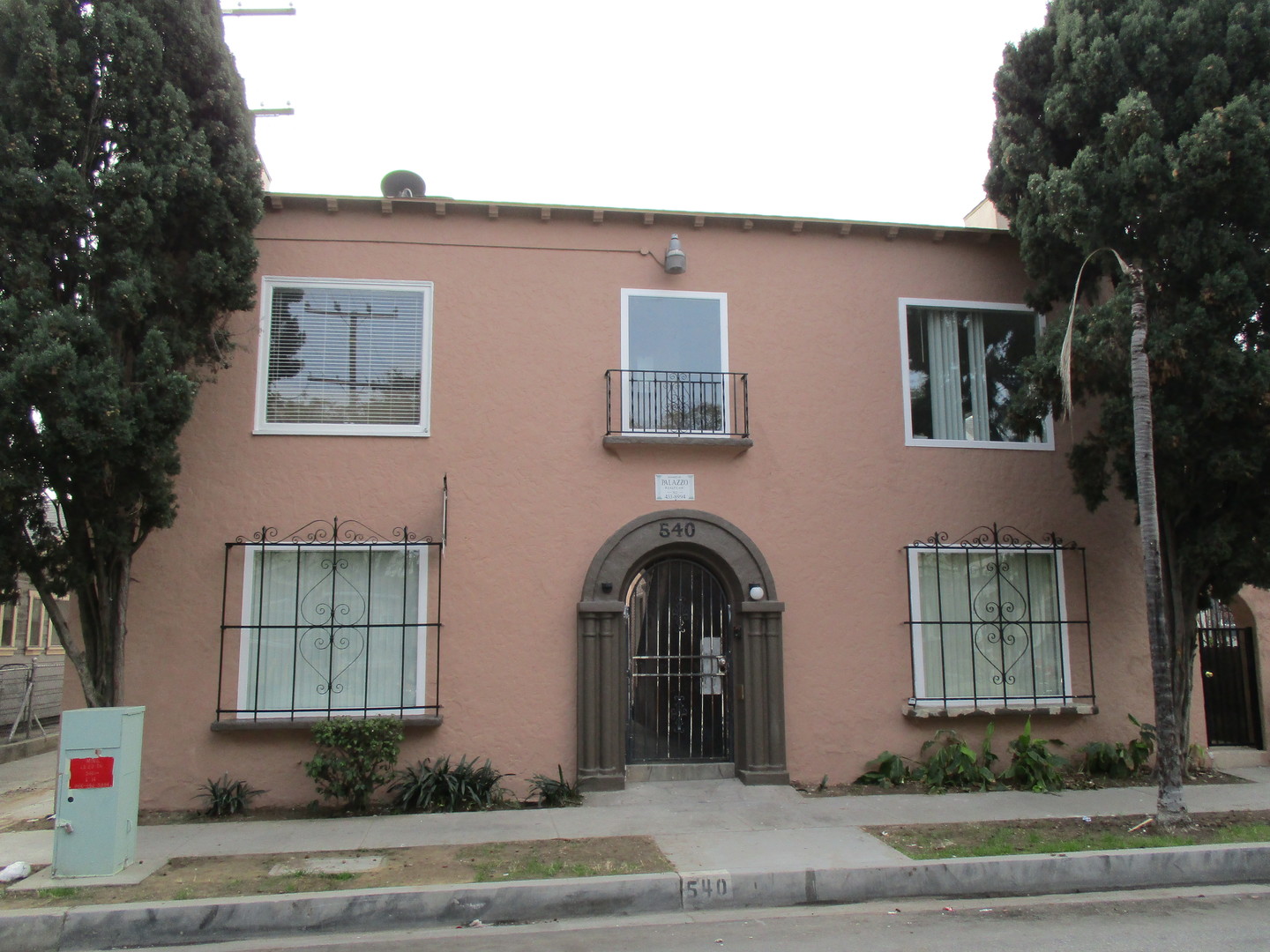 Long Beach Apartment: 540 E. 14th St.