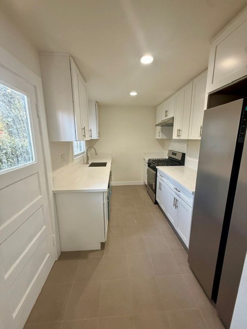 Long Beach Apartment: 2644 E. 4th St.