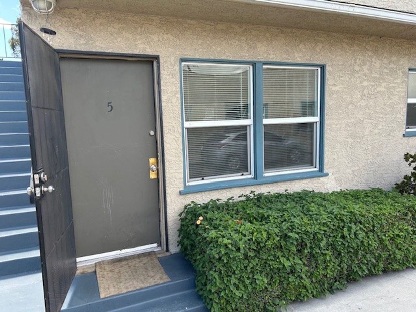 Long Beach Apartment: 1728-1730 E. 7th St.