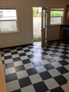 Kenton townhouse, hardwoods, off street parking, all dogs welcome! – photo 1