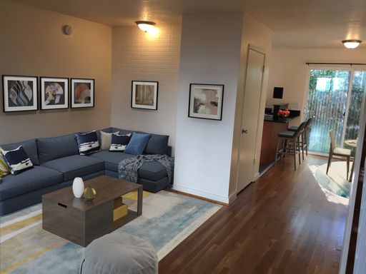 Townhouse style, hardwood floors, parking, 1.5 bath, granite counters, and all dogs welcome! – photo 1