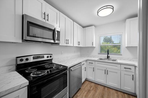 Renovated 2 Bed – 1.5 Bath Apartment with Washer & Dryer and Pool Access!
