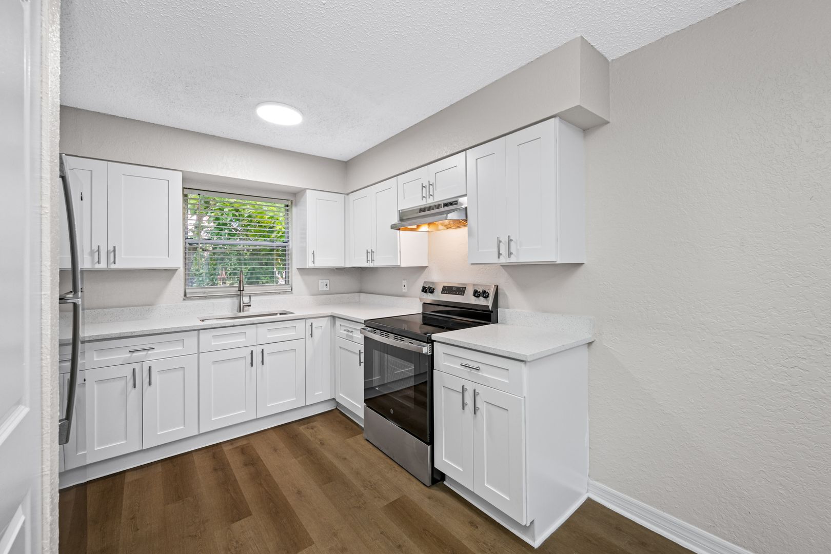 Kenneth City Apartment: 5870 56th Ave N