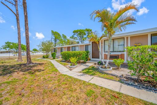 Spacious One-Bedroom Living at Apollo Beach Villa – Quiet Comfort & Convenience
