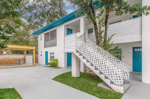 2 BEDROOM / 1 BATH APARTMENT WITH A PRIVATE SCREENED BALCONY – photo 1