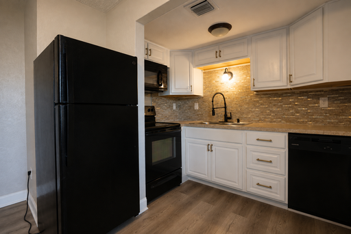 2 Bedroom Condo in Pet Friendly Community w/ Pool! (Rent adjusted to include Move-in Special!) – photo 1