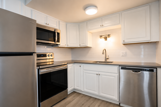 Newly Renovated Condo Grade 2BR with Pool (Rent adjusted to include Move-in Special!) – photo 1