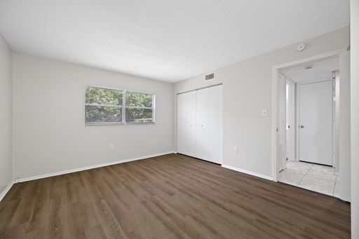Spacious Clearwater 1-Bedroom with Laundry On Site – photo 1