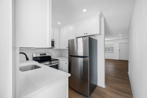 Stylish, Renovated 2-Bedroom Apartment w Private Back Patio – photo 1