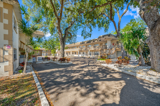 Renovated 2 Bedroom, 2 Bathroom Corner Apartment in Sunny Largo. (Rent adjusted to include Move-in Special!) – photo 1