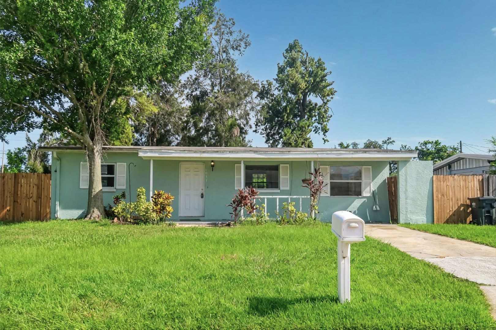 Apollo Beach House: 6013 Francis Dr