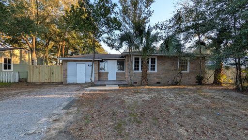 307 Hermey Ave Pensacola. MOVE IN SPECIAL: HALF OFF first full month of rent!!! – photo 1