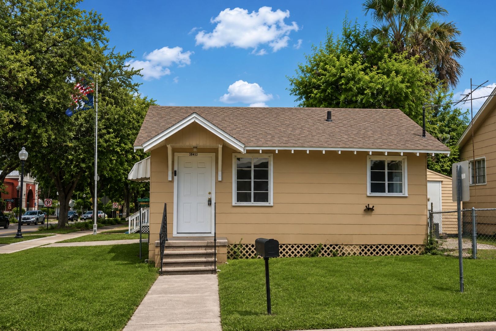 Zephyrhills House: 38443 6th Ave