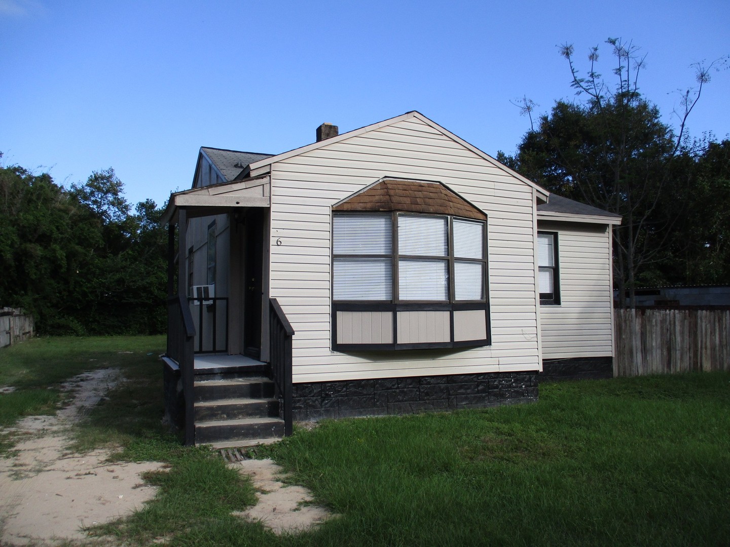Pensacola House: 6 E Carver Dr