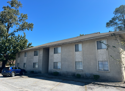 2 Bedroom, 1 Bathroom apartment on Southside near HAAF, GSU Armstrong, and Sav Mall – photo 1