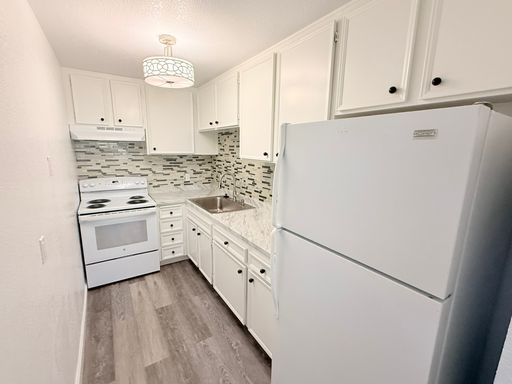 Beautifully Updated Corner Unit with Mountain Views in Palm Springs Villas I – photo 1