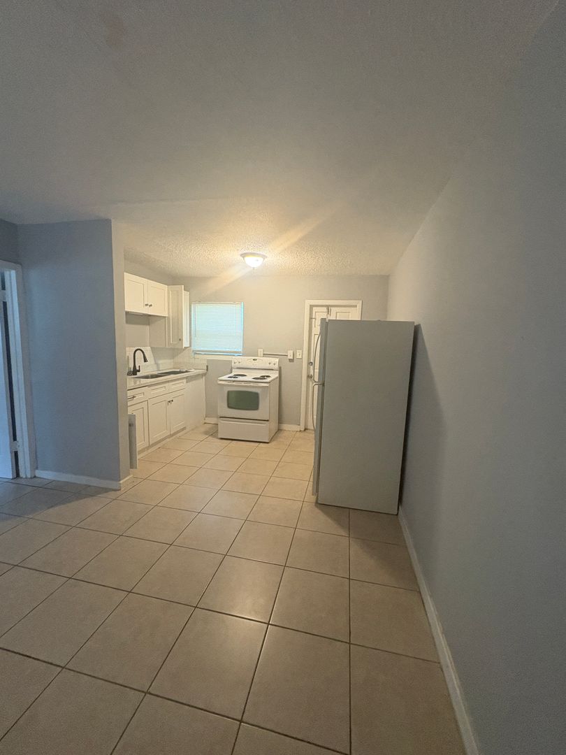 Palm Springs Apartment: 3172 2nd Ave. N.