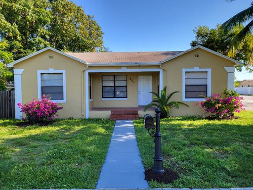 Renovated 4/2.5 Home with garage and large private backyard – photo 1