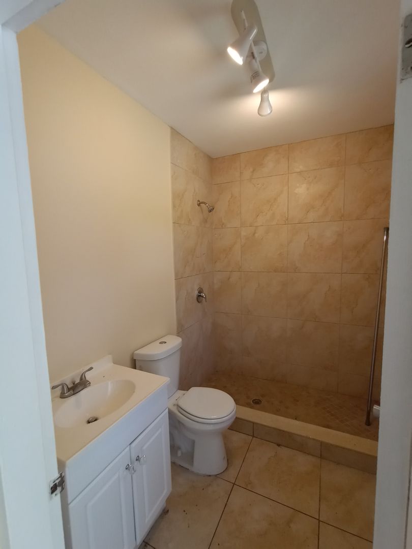 Riviera Beach Apartment: 182 W. 34th St.