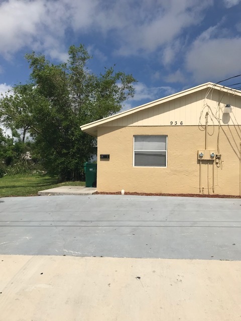 Riviera Beach Apartment: 936 W. 9th St.