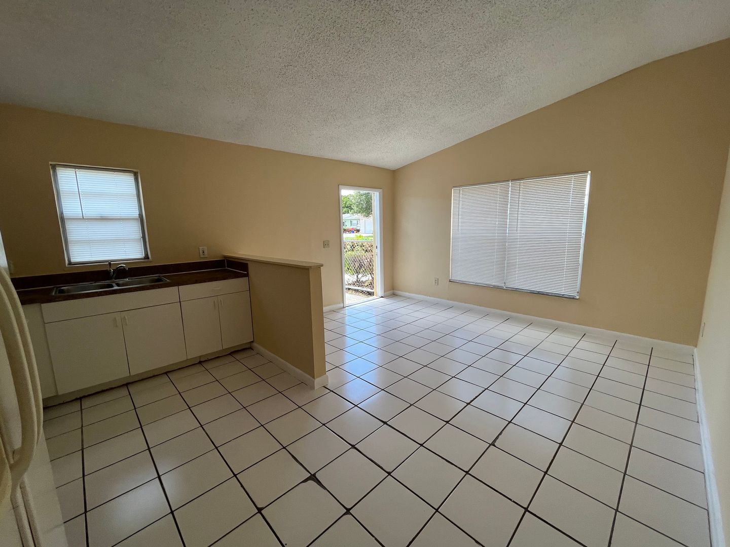 Riviera Beach Apartment: 1058-1060 W. 7th St.