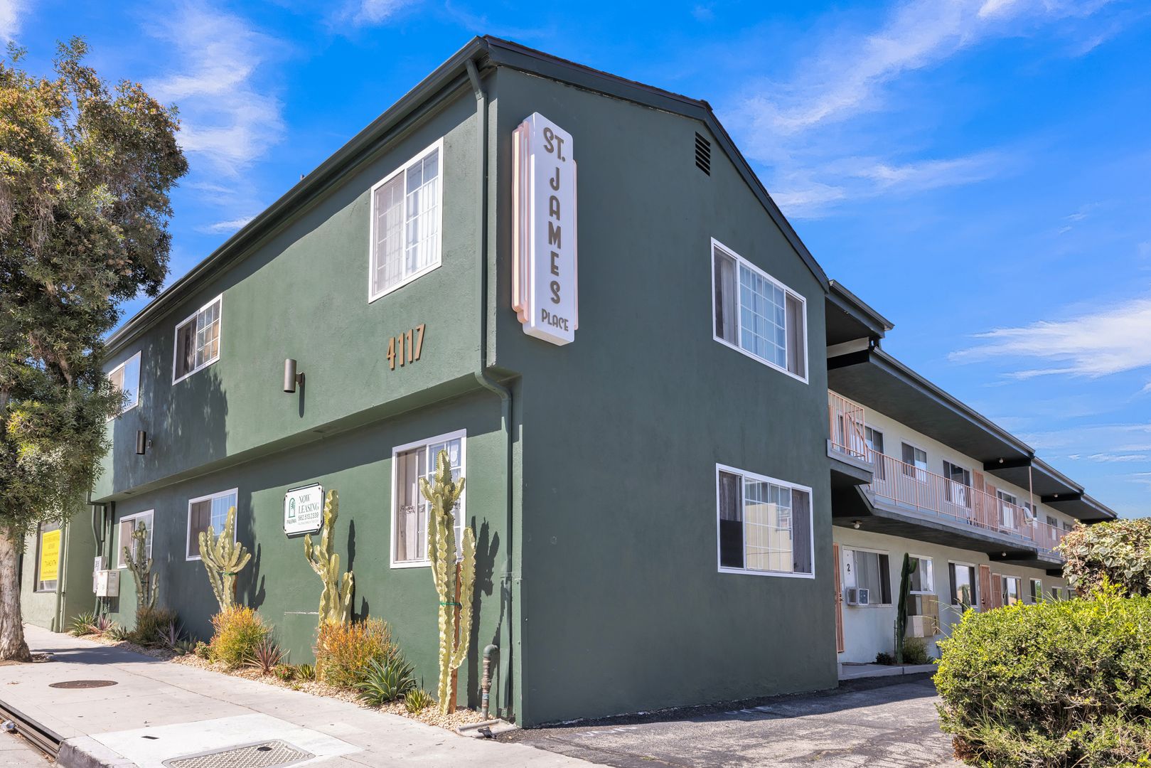 Long Beach Apartment: 4117 E 7th St
