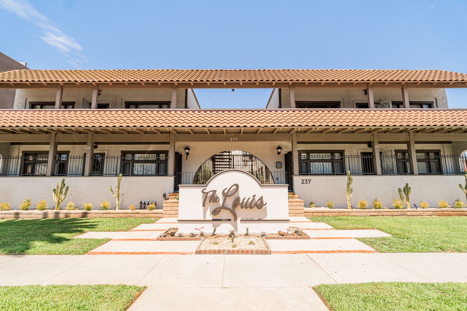 Long Beach Apartment: 237 E 9th St