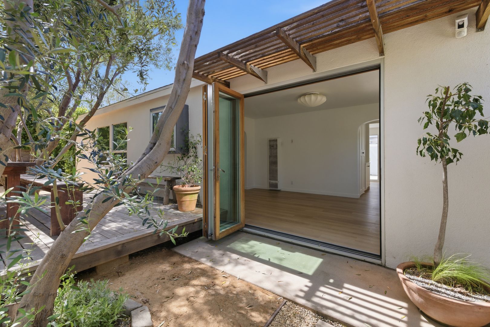 Los Angeles House: 12935 Gilmore Ave