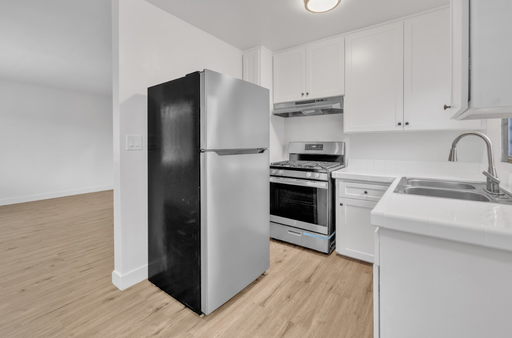 Coming Soon! | Newly Renovated 1 Bedroom Upper, Garage Available! - Ideal Long Beach location! – photo 1