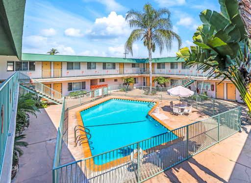 Beautifully Renovated 2-Bedroom Apartment in Downey | Modern Finishes | Parking Included – photo 1