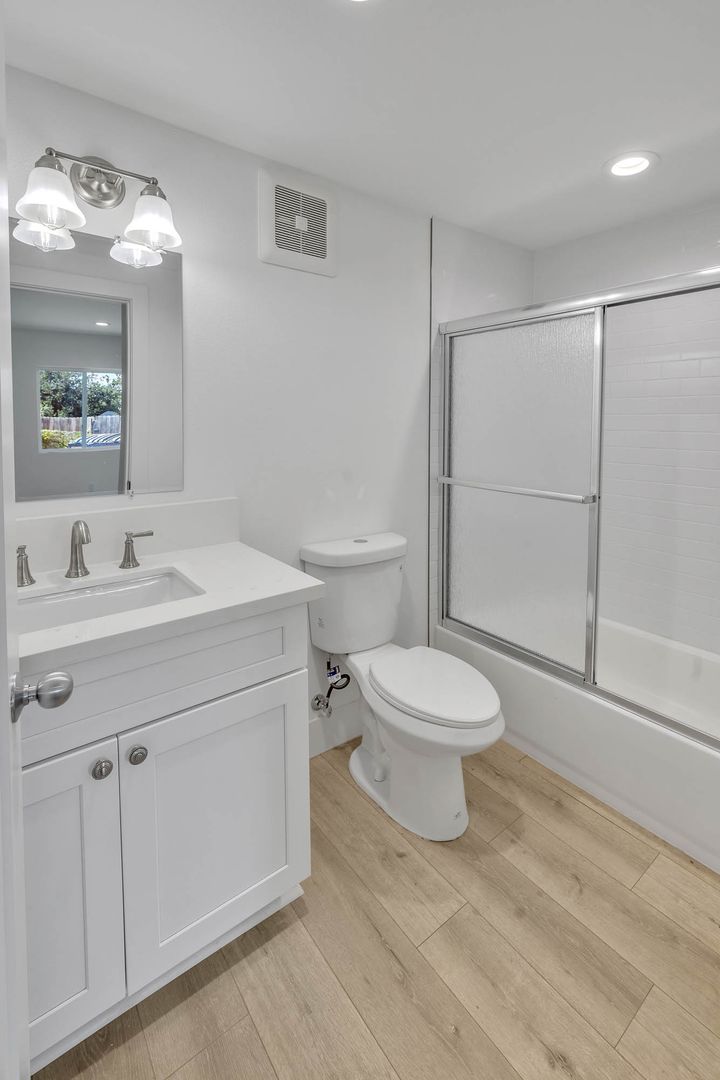 Long Beach Apartment: 4117 E 7th St