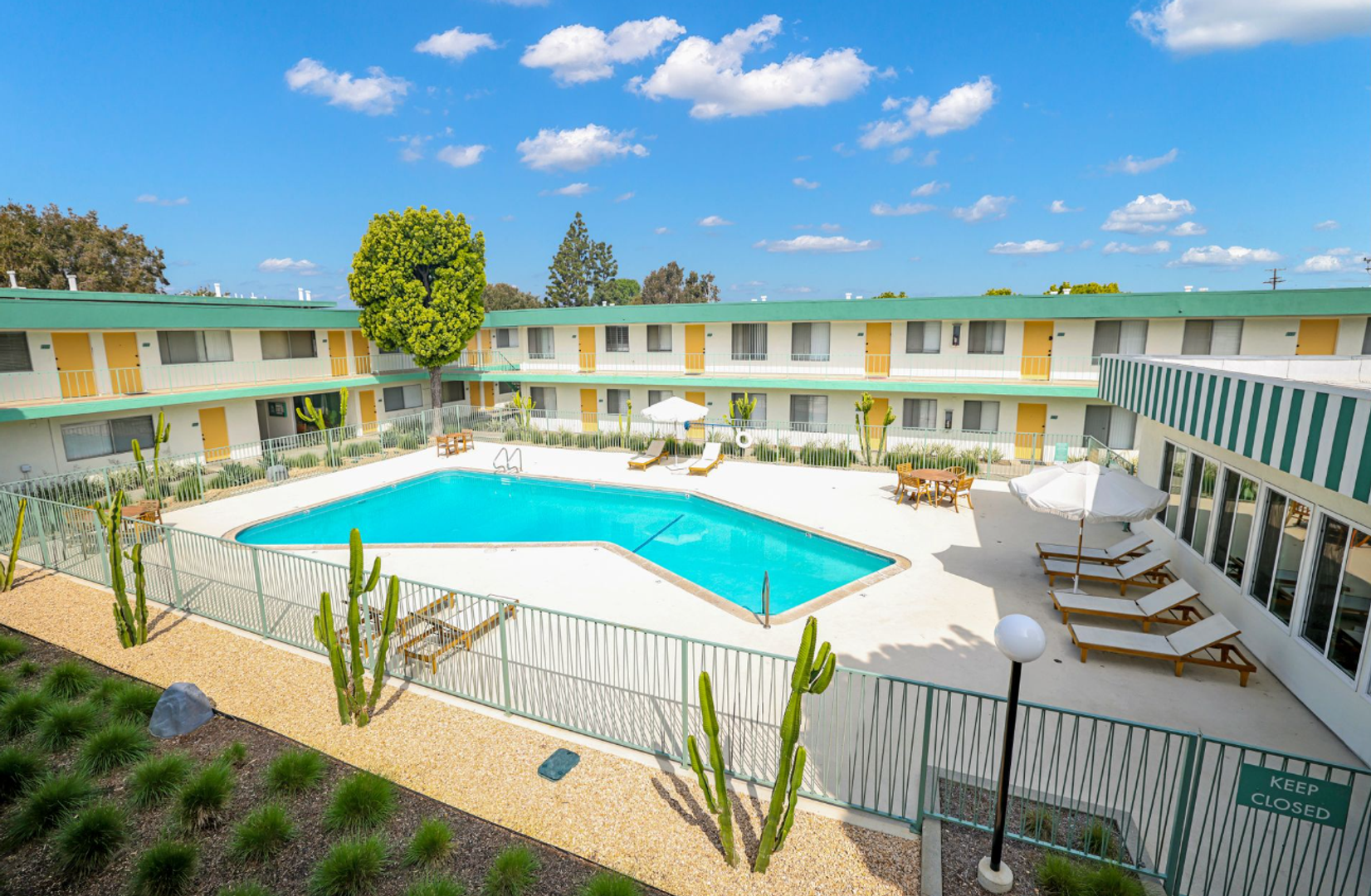 Long Beach Apartment: 4800 Clair Del Ave