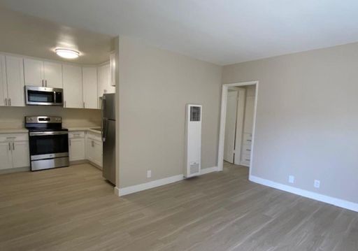 UPGRADED UPPER ONE BEDROOM LOCATED IN DOWNTOWN LONG BEACH! COMING SOON! – photo 1
