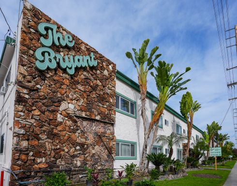 $2000 Move In Special Fully Renovated Studio in great Downey location! Pool & BBQ! Parking Available!
