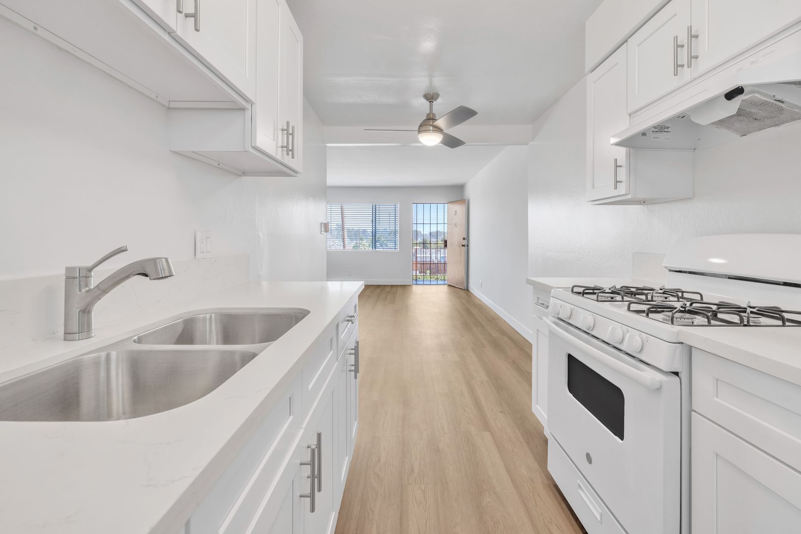 Long Beach Apartment: 4117 E 7th St