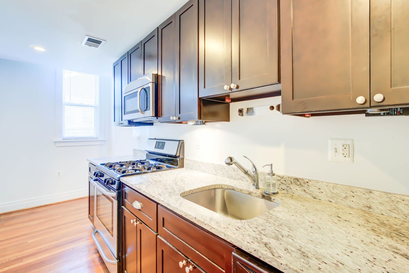 Washington Apartment: 3625 16th St NW
