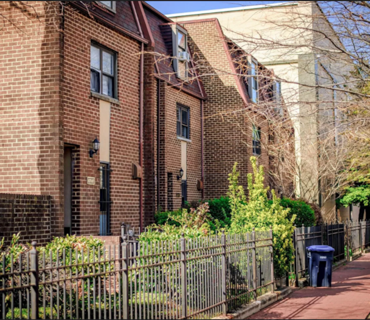 Washington Apartment: Frontier Townhomes