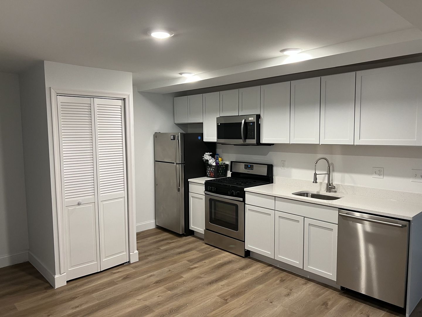 Washington Apartment: 1023 14th St SE