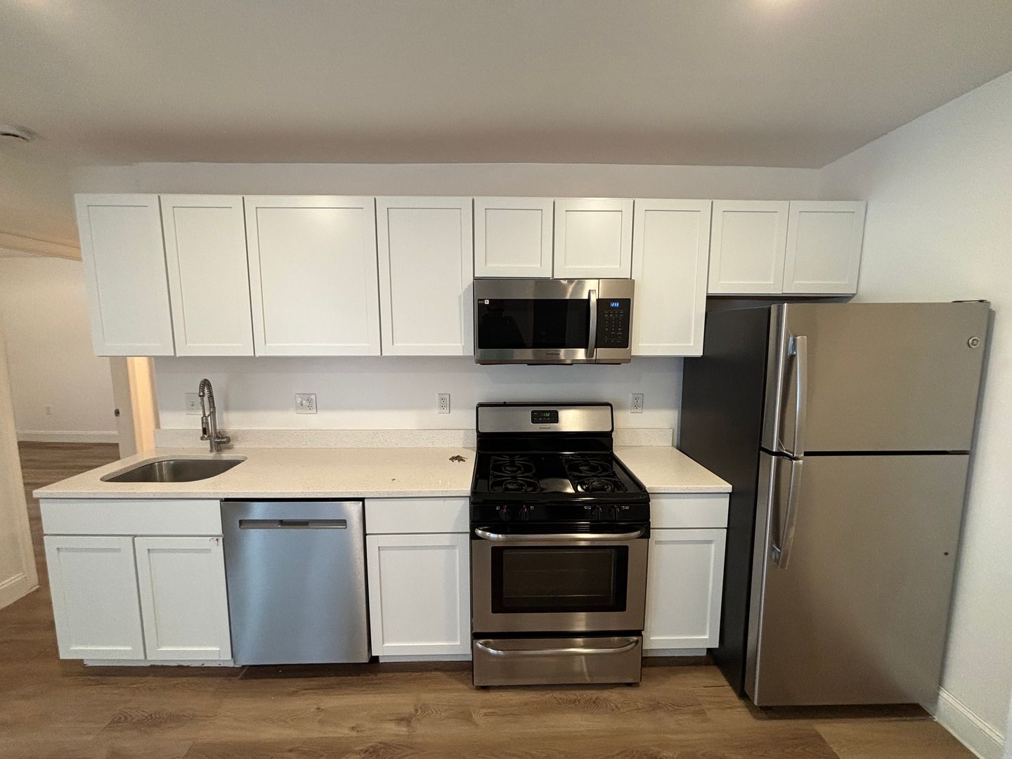 Washington Apartment: 1023 14th St SE