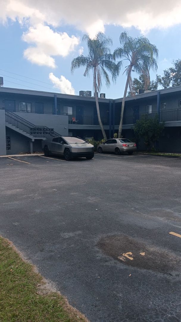 Saint Petersburg Apartment: 5860 22nd Avenue North