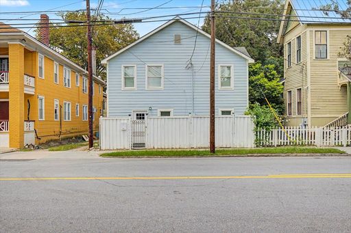 3 bedroom Carriage House in Desirable Location! Free month rent with 12 month lease – photo 1