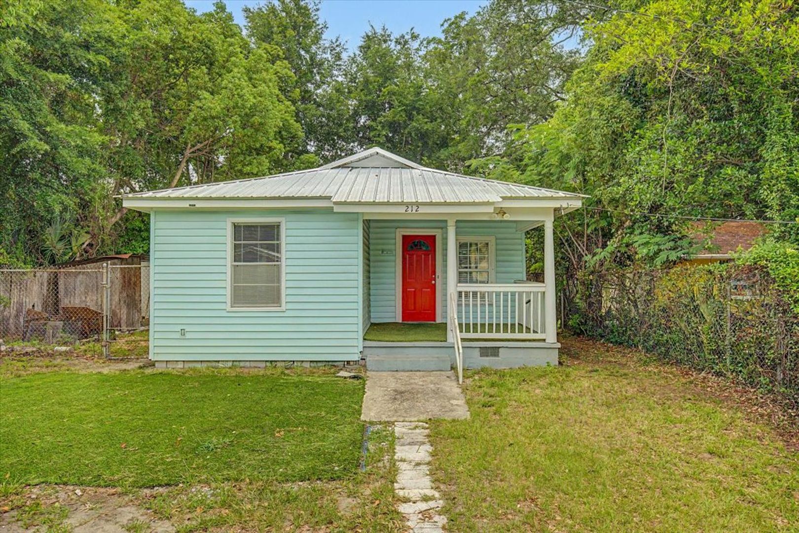 Savannah House: 212 W 58th St