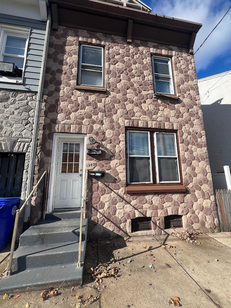 Reading Apartment: 1542 1/2 Centre Avenue